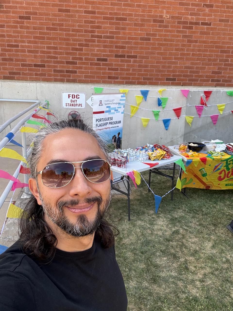 Fotografia de Mario em uma Festa Junina, um evento tradicional brasileiro.